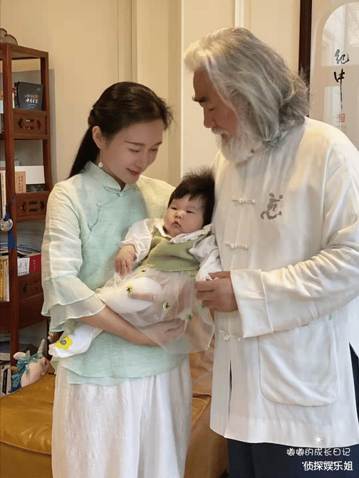 张纪中|张纪中与小31岁娇妻牵手秀恩爱，被讽像父女后霸气回怼：我夫人