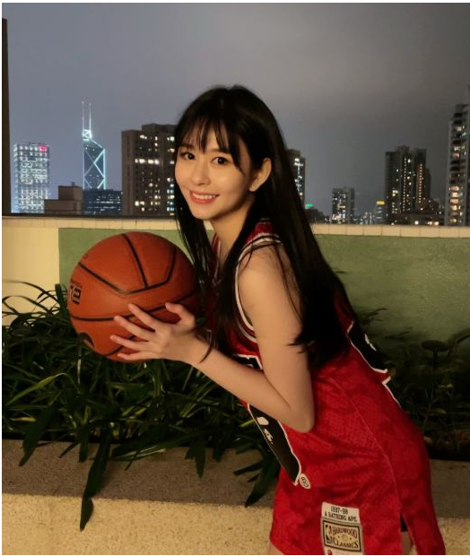 尹正|邱淑贞22岁女儿多性感？穿贴身背心秀身材，高颜值不输妈妈