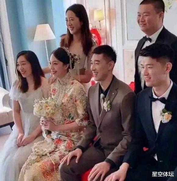 天津女排|又一女排名将迎喜讯！国庆期间举办婚礼，身穿中式服饰美出新高度
