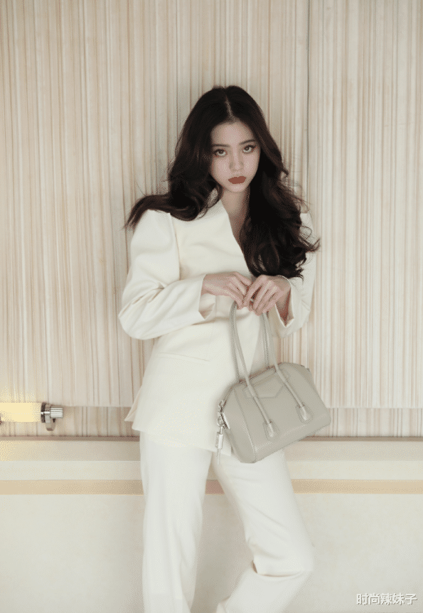 欧阳娜娜|欧阳娜娜放不开，穿抹胸裙还得加层薄纱，谁知潮到我没话说