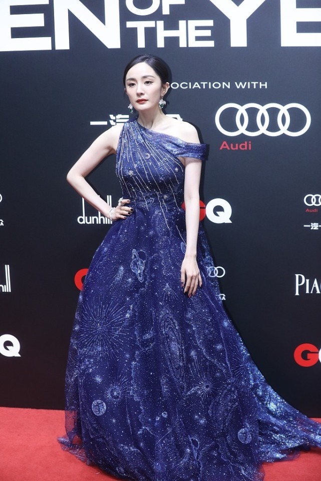 BiuFashion 又被杨幂惊艳到了,低领复古裙配“海藻长发”,侧身坐着更有韵味