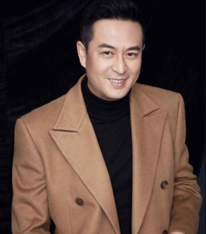 王海燕|王海燕离开富商老公后，带24亿财产转嫁张嘉译，如今51岁活得潇洒