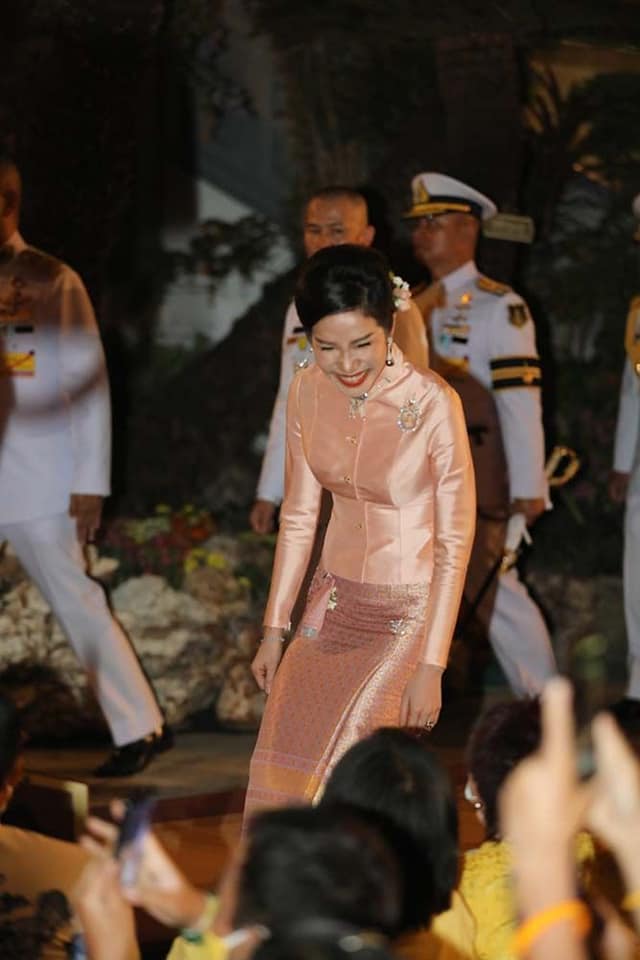 诗妮娜|苏提达连发四连拍美照心情大好！穿粉色太显嫩，诗妮娜还是没能赢