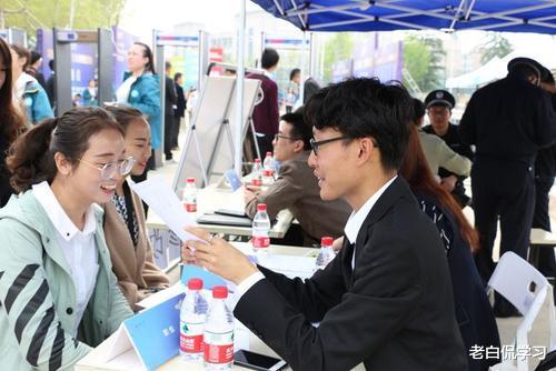老白侃学习|名牌高校毕业生去“卷”香烟，研究生流水线员工达30%，引发热议