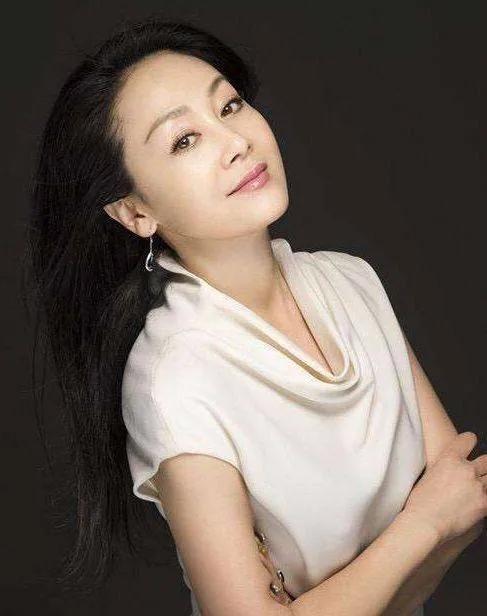 王姬|王姬：28岁嫁初恋，恩爱三十年生两子，幸福背后有心酸和悔恨