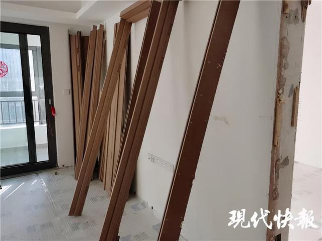 精装房突然被拆成“毛坯房”,女房主欲哭无泪!装修队工头:走错门了,入户密码一样