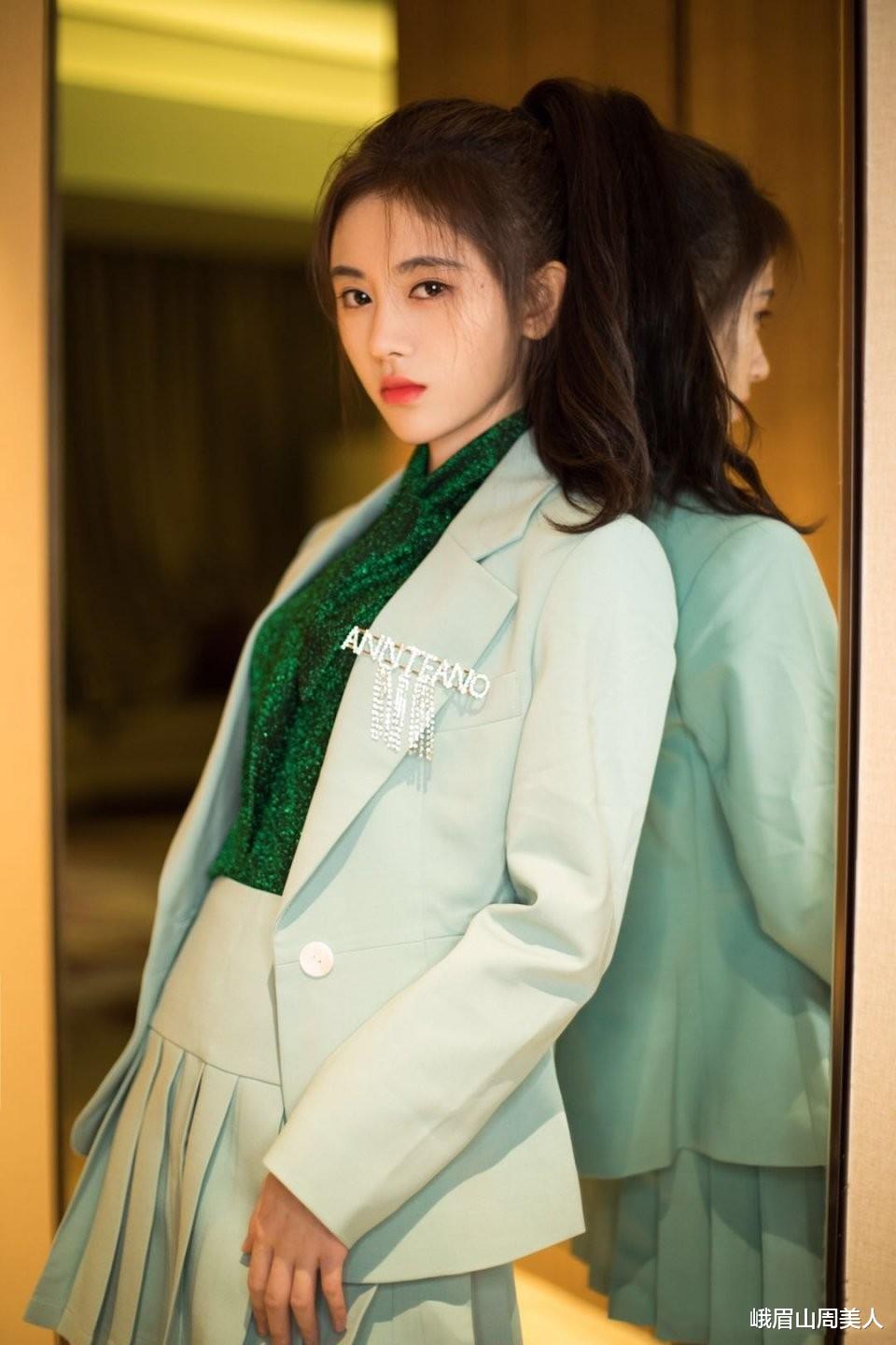 凉皮|夏天别扎低马尾了，很显老！今夏流行这3款发型，时髦显脸小