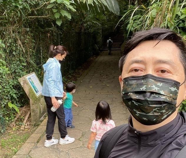 庾澄庆|庾澄庆：突发意外受伤，60岁年纪独自一人去医院包扎看着让人心酸