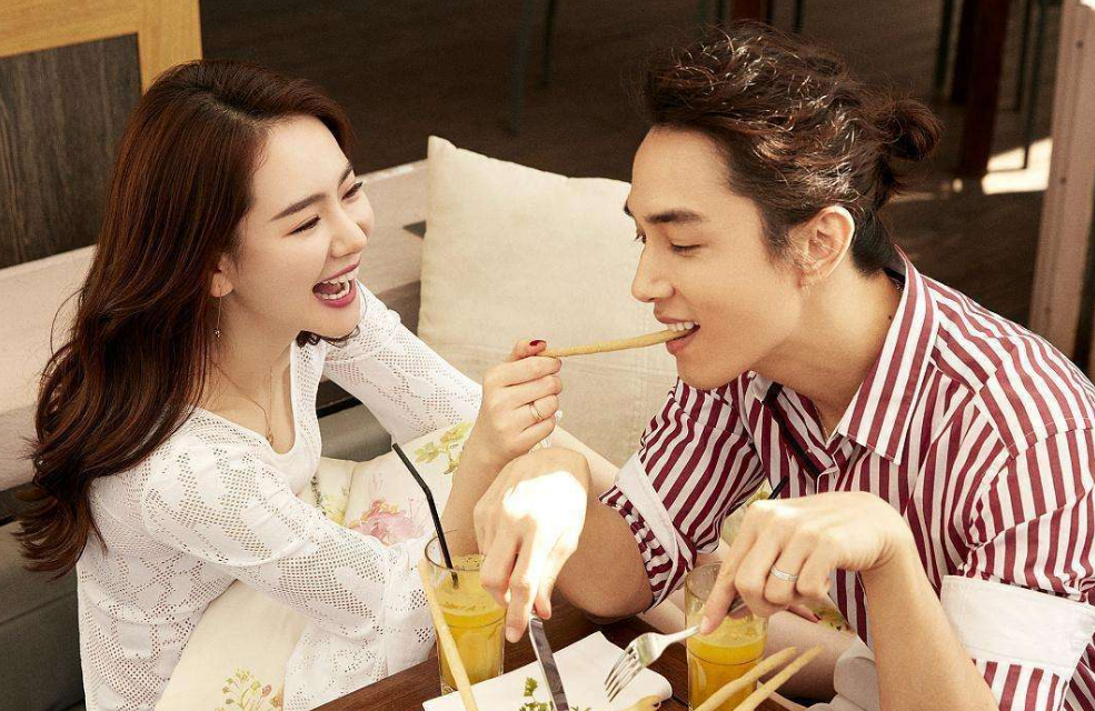 戚薇|40厘米高跟鞋长啥样？戚薇拍大片不敢走路，助理背过河被骂耍大牌