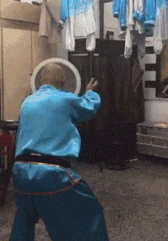  姑娘穿紧身裙注意点，一不小心就会原形毕露，亮点都被暴露了！