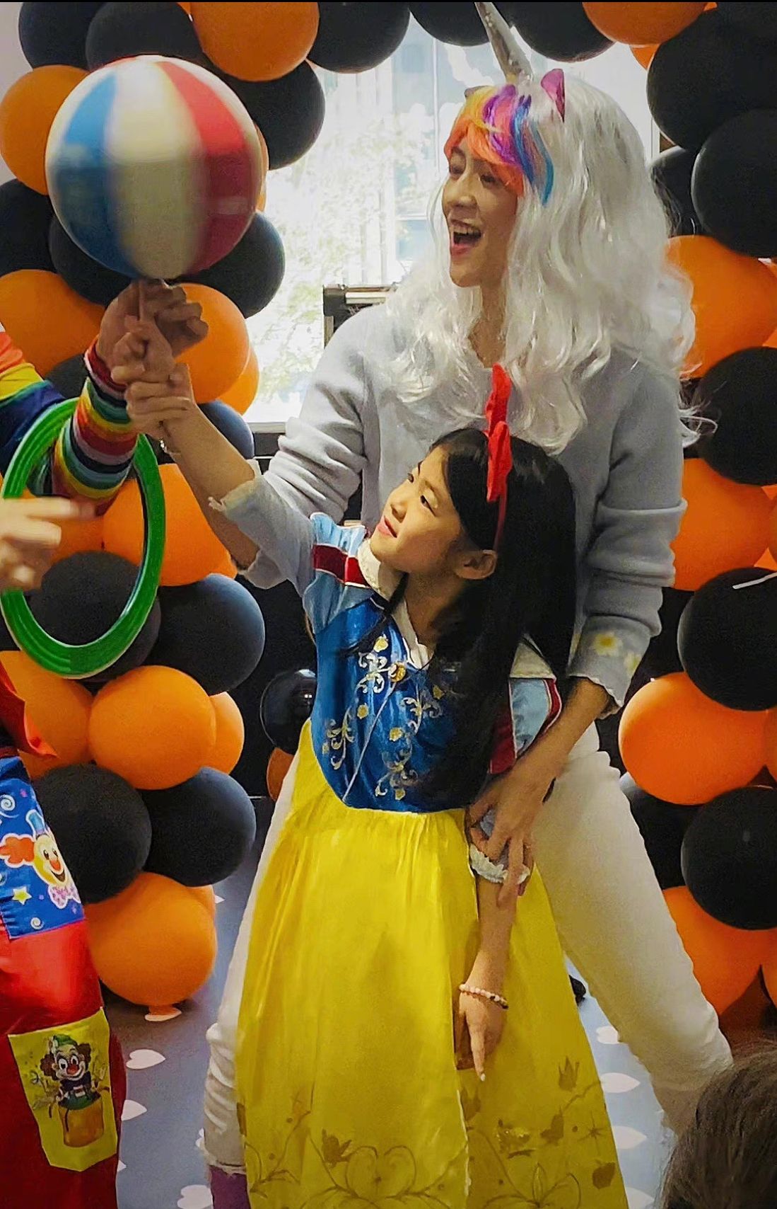 章子怡|章子怡继女越长越美，穿卫衣配牛仔裤气质真好，这颜值可以出道了