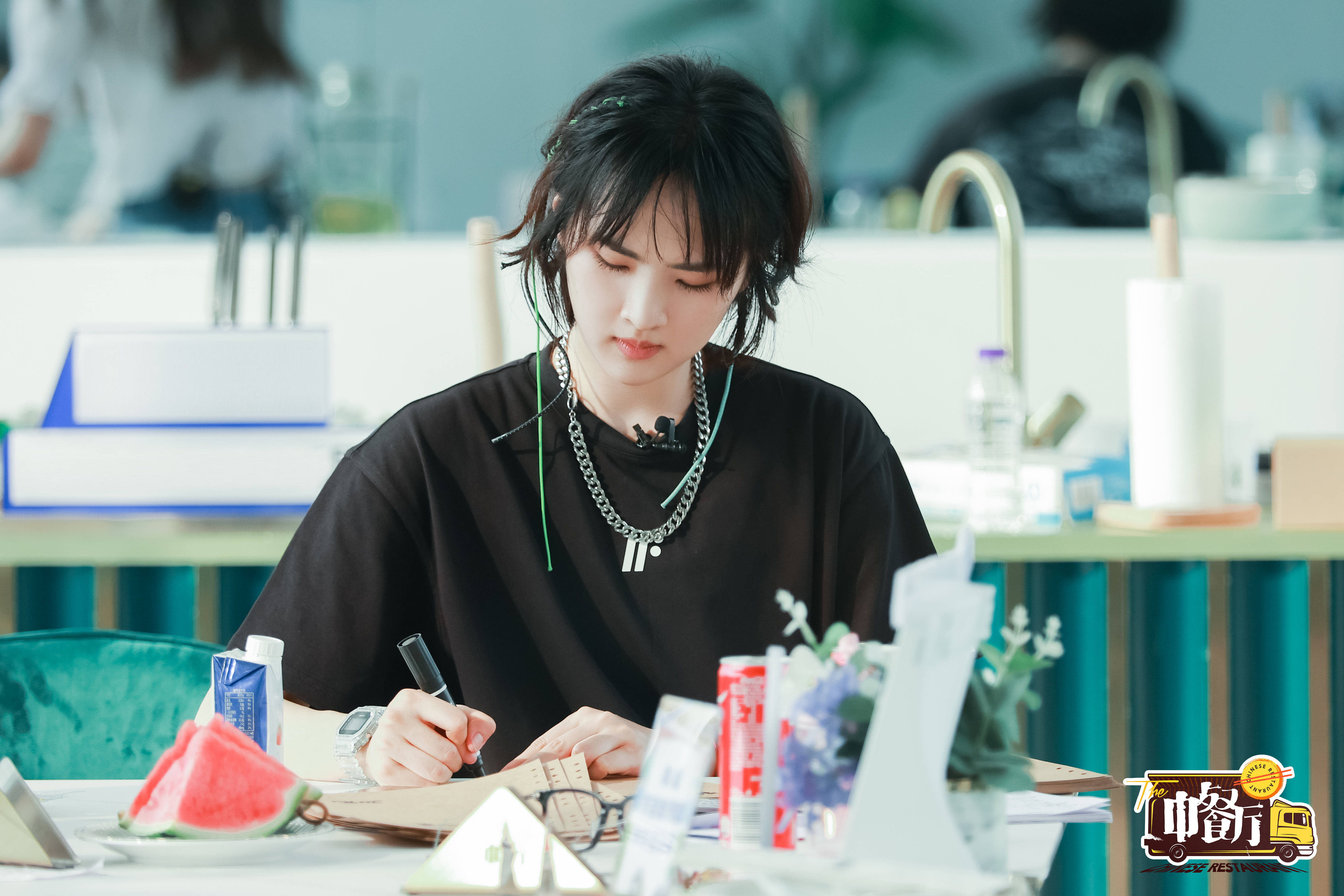 姚安娜|《中餐厅》姚安娜渐入佳境，主动与李小鹏攀谈，彰显良好家教