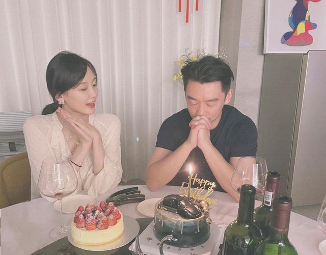 郑恺|郑恺苗苗深夜现身面馆，骑着单车素颜出镜，生活气中又不乏浪漫