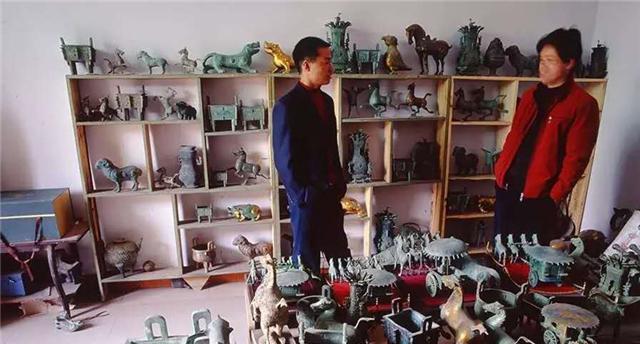 向东向西看 造假带全村“致富”，河南这位老人，造的假文物骗过了专家