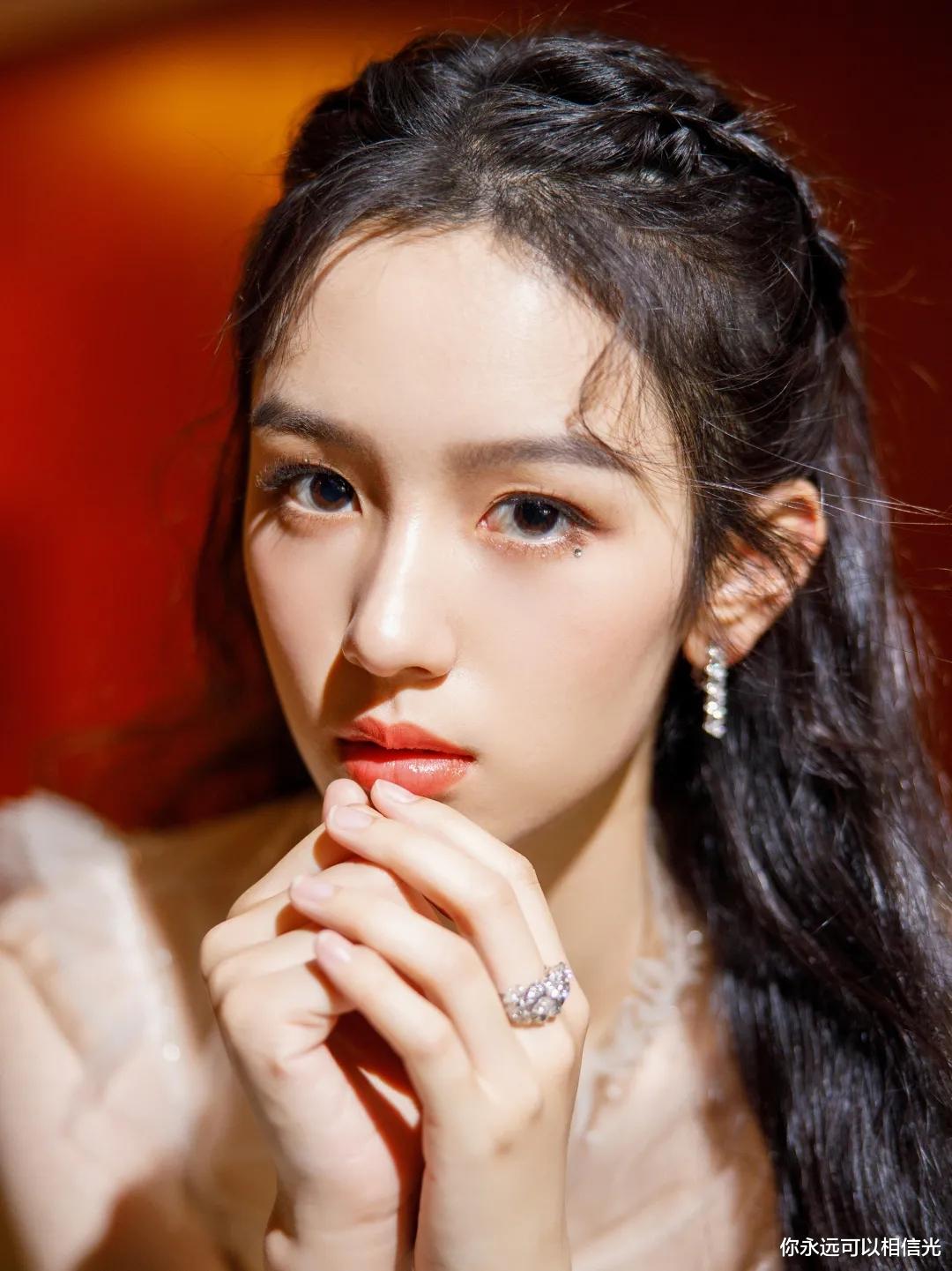 95后|两位长相神似的95后小花，来头与发展不相上下