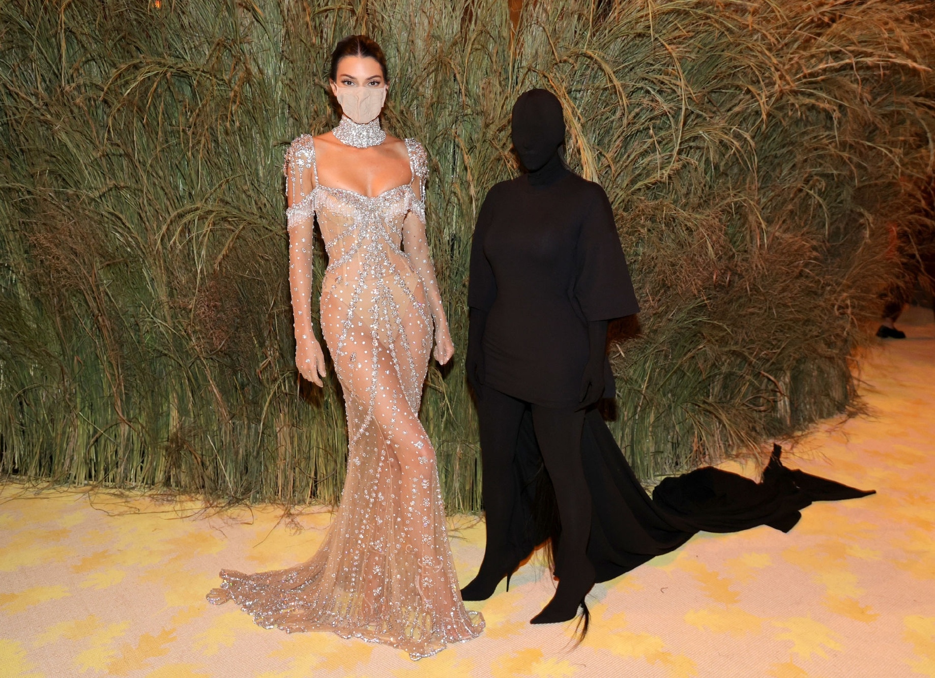 一街拍|卡戴珊全黑蒙面造型，全身黑布包裹严实，像极了女劫匪