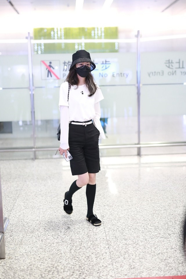 时尚潮流生活|韩雪外穿短袖搭长袖,下搭黑色短裤,脚上穿长靴酷得很!