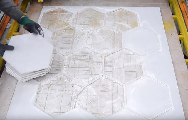 国外一达人把石膏板裁成六角砖装饰墙面，还会闪闪发光，太炫酷了