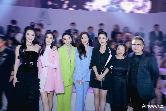 西装|黄奕和黄圣依同框,都穿鲜嫩色服饰,可看着更有女强人的气质