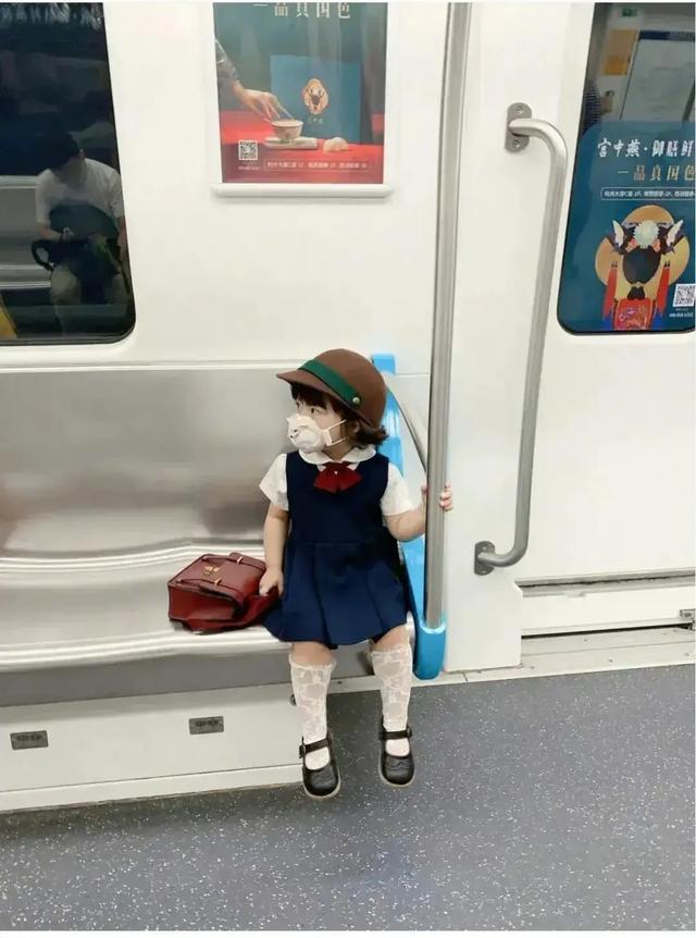 尷尬！萌娃獨自乘地鐵，又被人拿來鼓吹日本教育，共青團：這是中國娃-圖9