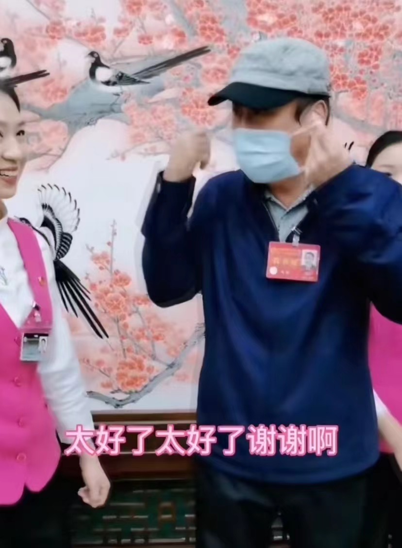 冯巩|64岁冯巩异性缘惹人羡，被美女粉丝追着要合影，本人笑到合不拢嘴