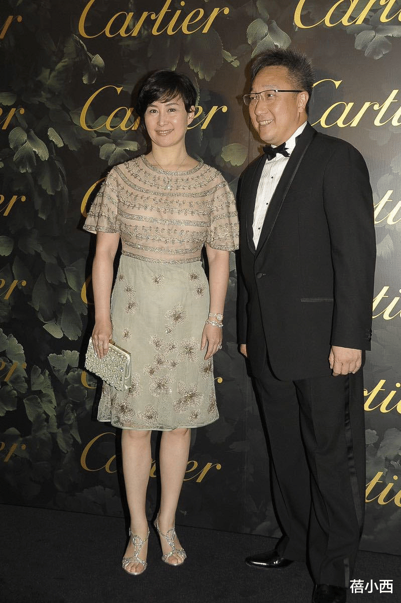 华晨宇|何超琼到底是赌王最爱的女儿,越老越高贵,穿连衣裙配短发真优雅