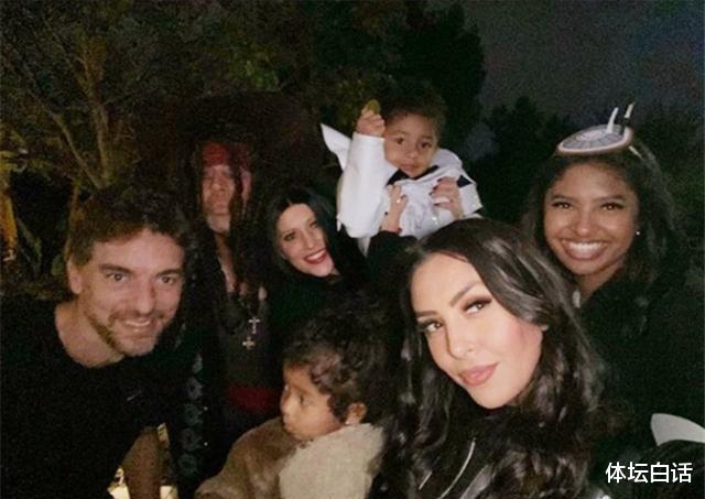 武磊|放下了！科比去世一周年剛過，瓦妮莎與猛男親密互動，滿面笑容