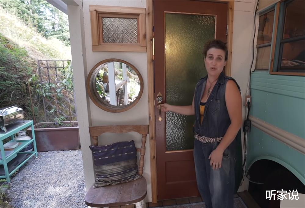 她买下1969年报废校车,将车壳变成13㎡乡下蜗居,网友:是真的服