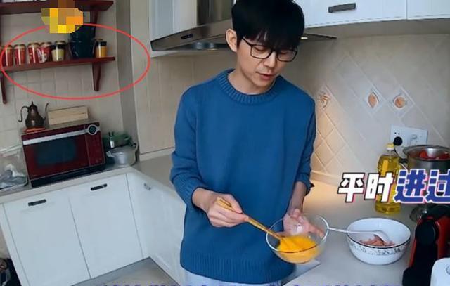 |看看主持人何炅的家,厨房里堆着一排泡面,日子过得太节省了吧