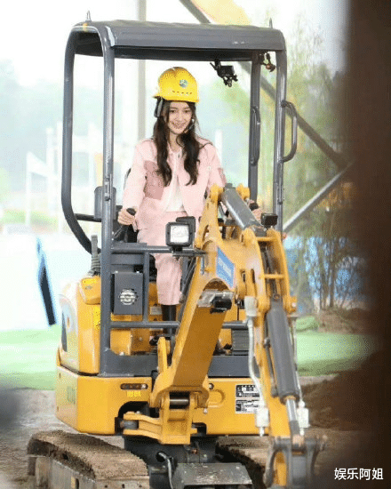 林一|跑男全员开挖掘机路透出炉！Baby呆萌，白鹿专业，林一氛围感绝了