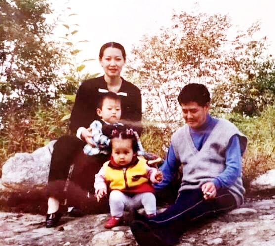 赵玉芳|赵本山大女儿赵玉芳：在没父爱的环境里带泪成长，嫁普通人很幸福