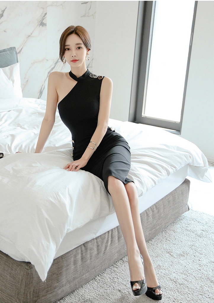 美图美景欣赏|2021年7月12日最新孙允珠时尚写真：2021年夏季纽扣挂脖收腰气质显瘦包臀裙，尽显优雅的女人味