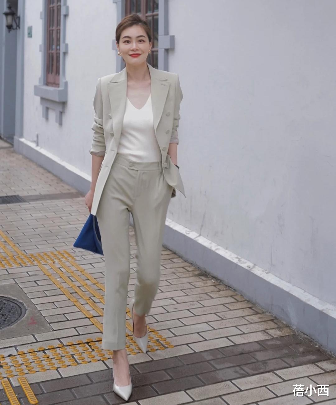 穿衣搭配|时髦精今秋穿的外套不再是开衫，而是西装，简约高级又有气质