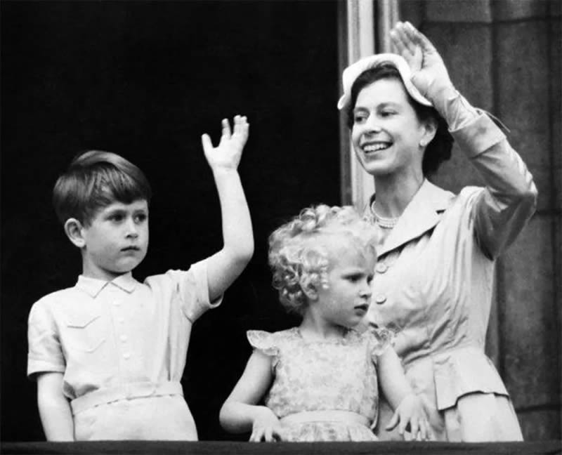 闸坡 弯腰脚肿拄拐杖，95岁的英国女王确实老了，73岁的查尔斯能继位吗