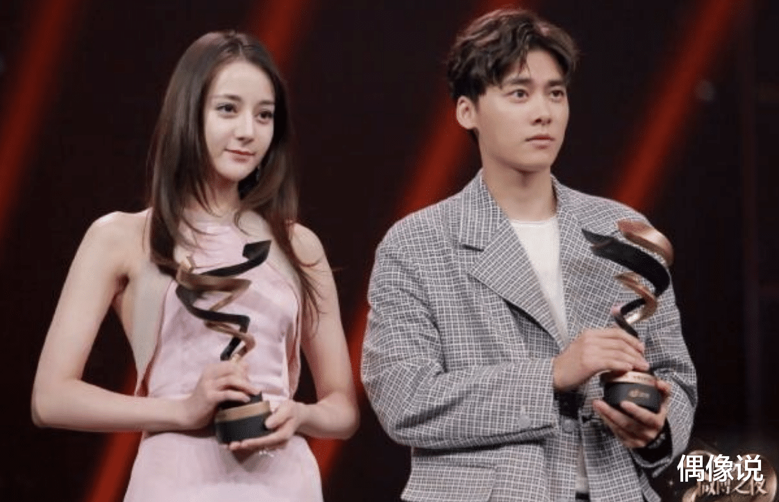 朱之文|迪丽热巴和李易峰合体走红毯，梦回《古剑奇谭》！热巴穿开叉礼服超美