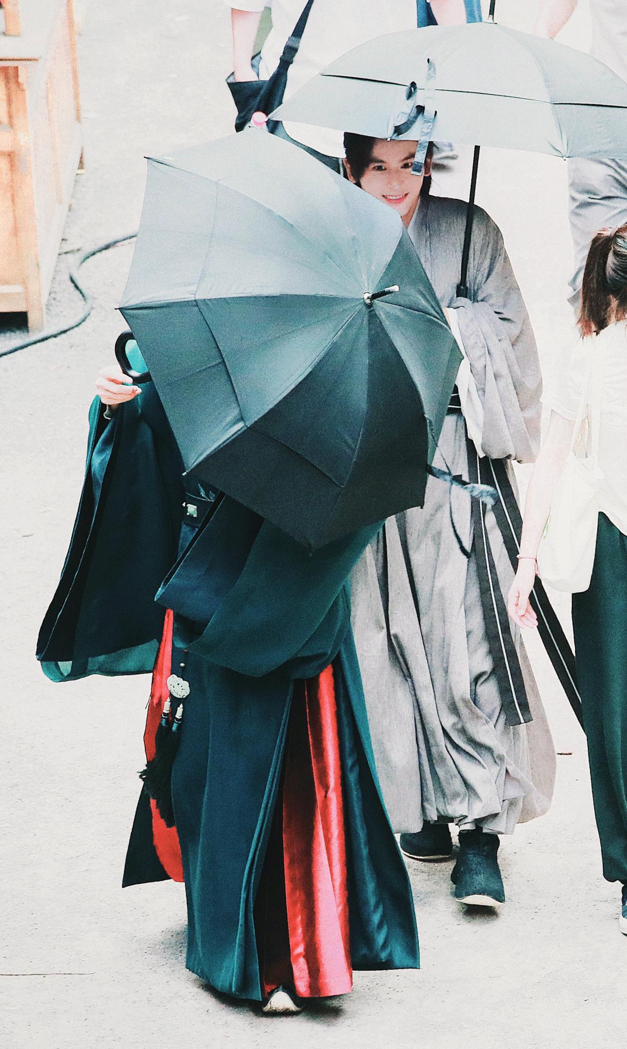 肖战|山河令张哲瀚打伞合集，网友：全网老婆不是白叫的！