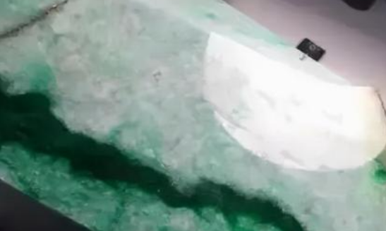 翡翠手镯|翡翠手镯必须得这样戴着，手镯可是有灵气的，也能够保大家平安