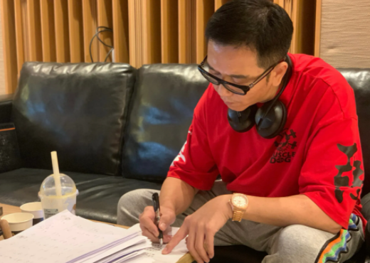 温兆伦|57岁温兆伦进入党校学习，曾演《鹿鼎记》康熙一角，港台艺人应学习