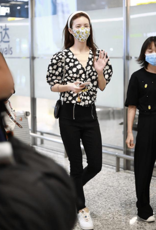 穿衣搭配|可盐可甜的金晨，日常穿搭时尚美出圈，走哪都是人群的焦点