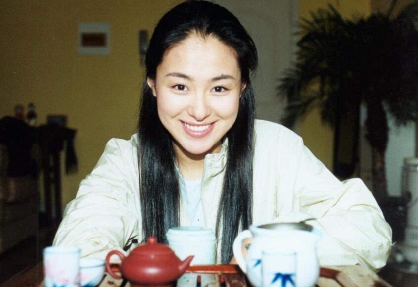 沈傲君|毕业拍广告走红，事业顺利情路坎坷，分手后遇爱新觉罗真王子，如今生活幸福！