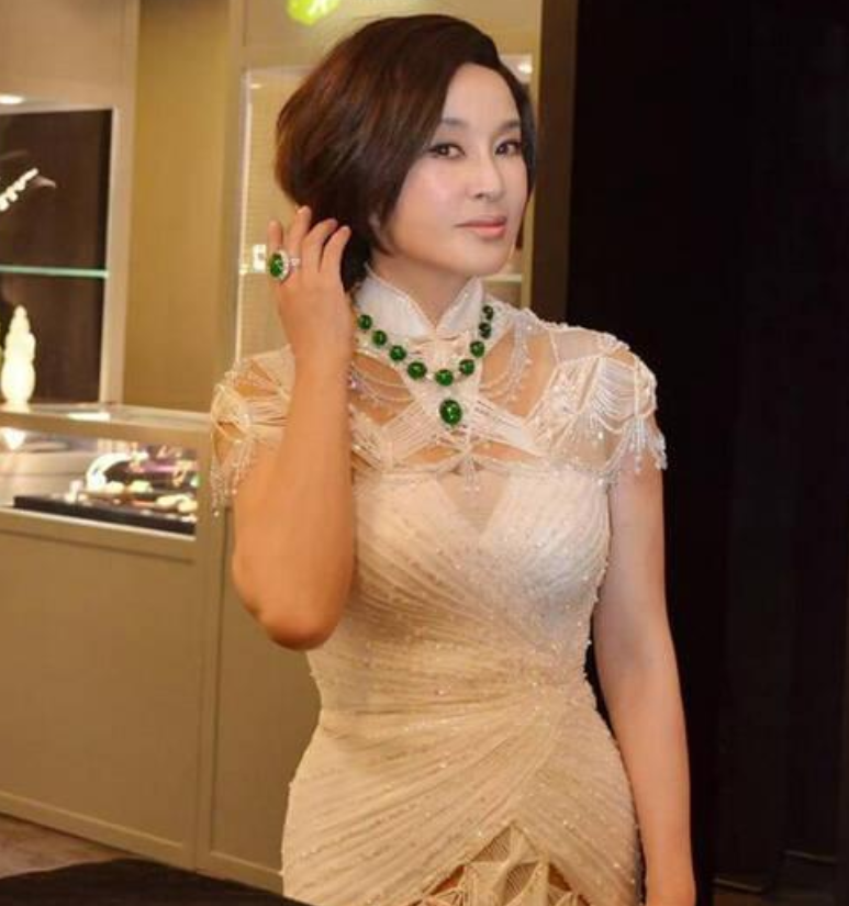 刘晓庆|国家一级演员刘晓庆，“四婚”没能生下一儿半女，今终于道出真相