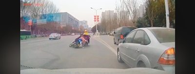 冰视频 西安一美团骑手“撞车”后匆忙逃跑 受伤老人小孩已确认骨折