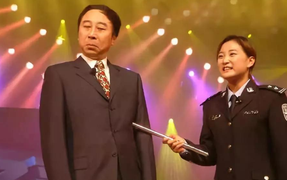 贾玲|狠心“弃”贾玲，却从春晚知名笑星沦为众人笑柄，网友：自作自受