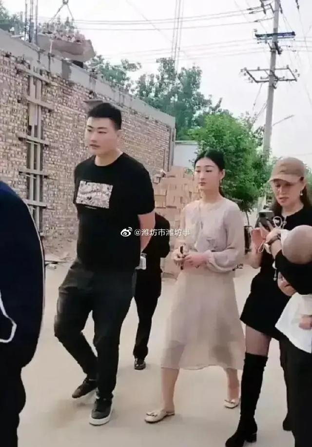 朱单伟|酒桌上，陈亚楠一脸担心的看着朱单伟，小伟出息了？会喝酒了耶