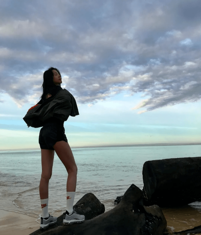 发型|国产176cm的人间“腿精”,黄金比例太撩人,逆天的“过肩折腿”可太秀了!