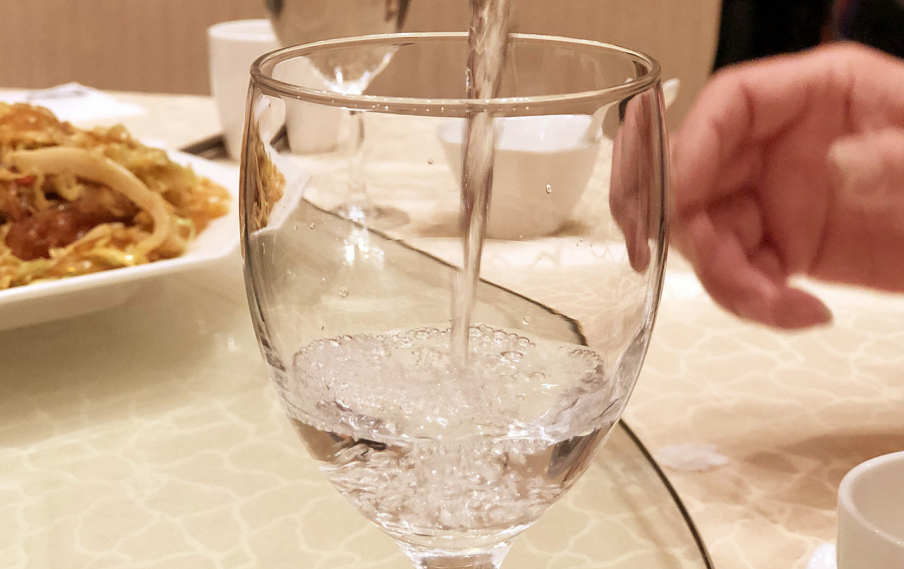 医生|60岁老教师坚持夜跑，却不幸瘫痪，医生叹息：跑步后1习惯等于慢性自杀