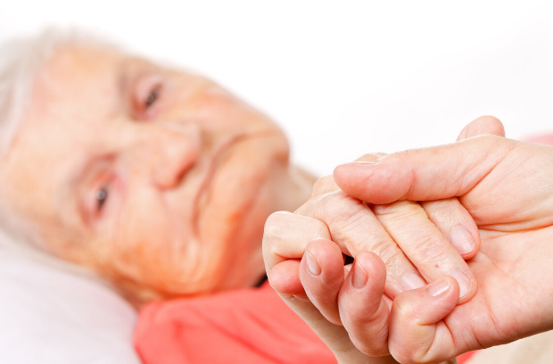 脑梗|27岁男子,深夜脑梗离世,医生提醒:睡前2件事做太多,血液粘如粥