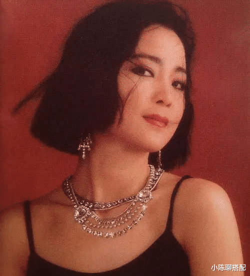 小陈聊搭配 看了邓丽君的时尚造型，突然发现：“再过30年，穿衣也不如她潮”