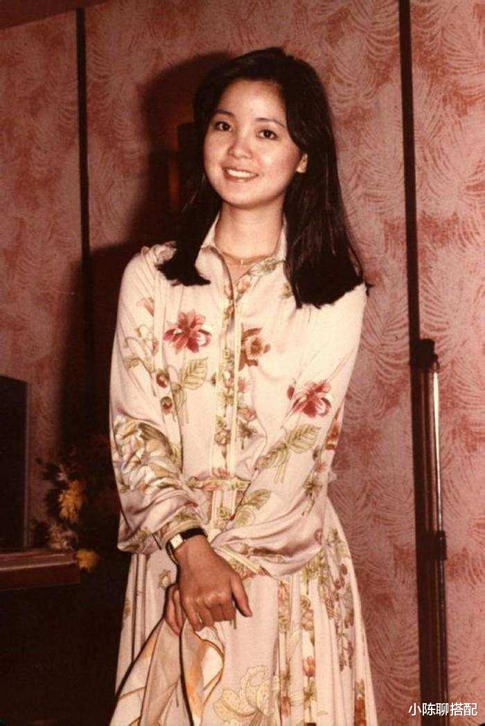 小陈聊搭配 看了邓丽君的时尚造型，突然发现：“再过30年，穿衣也不如她潮”