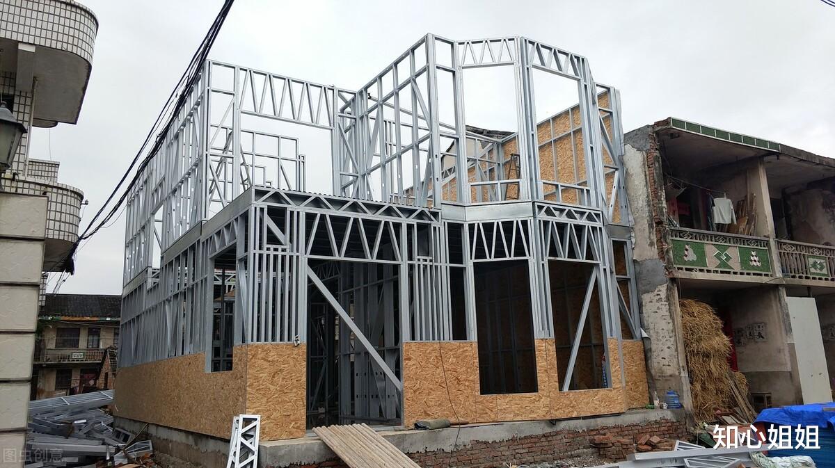 昆山房东装修房子，不经房客同意，把房客的锁砸了，东西也扔出去